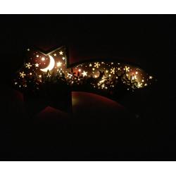 Weihnachtliche Dekoration für die Fensterbank mit Beleuchtung.